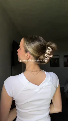 saw @Maycie Tilley do this and had to try!! so cute!❤️‍🔥 #hair #hairtok #slickback #clawclip #clawcliphairstyles #hairstyle #hairstyletutorial #hairtutorial #viralhair #foryoupage #fyp 