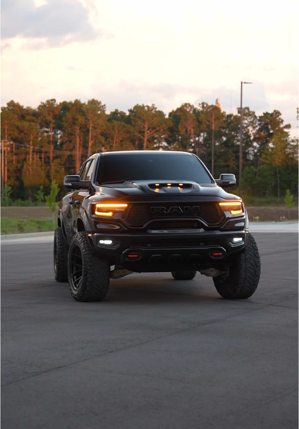 🔥🔥… . . #ram #trx #ford #chevy #gmc #at4 #f350superduty #mexicantiktok #trocas #trocasperronas #superduty #duramax #raptor #denali #kingranch #corridos #corridosbelicos #pesopluma #fyp #belicosos😈 