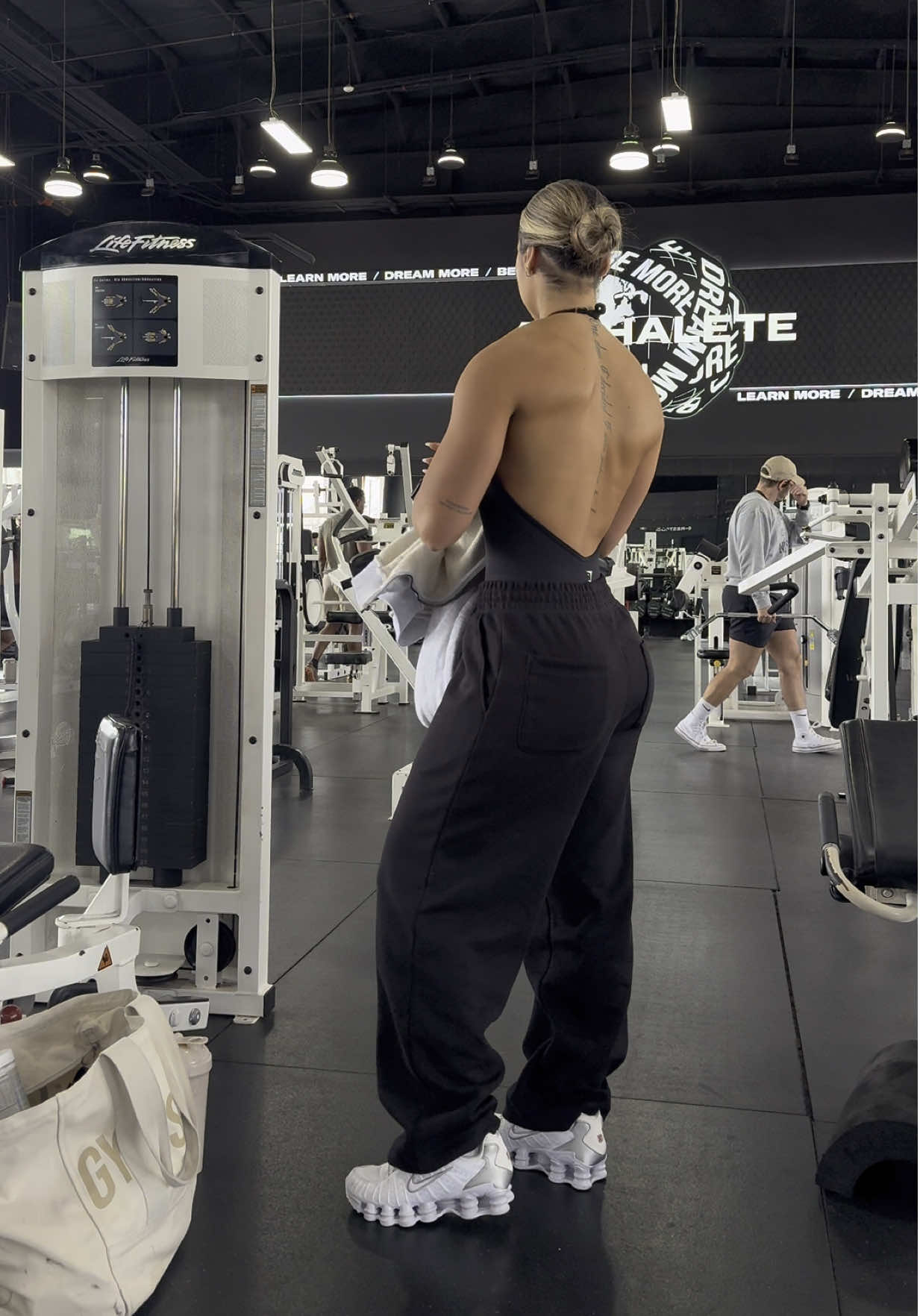 Full bod 🎯 @Gymshark code / KELSIE10 Hip abductors - 3 x 15  RDLS - 3 x 12 Assisted pull ups - 3 x 15 Lat pull downs - 3 x 12 Push up SUPERSET lateral raise  3 x 10 #fyp #foryou #GymTok 