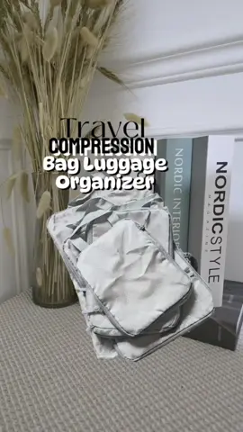 Travel lebih mudah dengan compression bag Luggage Organizer! 🧳 🛄 Organize barang lebih banyak, kemas dan teratur! ⭐️  #travelessentials #luggage #luggageorganizer #packinghacks #compressionbag #travelsmart #packingtips #packingmadeeasy 