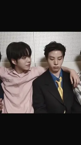 tiba-tiba bgt junghwan natap jaehyuk 10 detik, terus jaehyuknya yang salting langsung ubah arah mata wkwkwkw gemesnyaaa  I'M BACK GUYS, setelah sekian purnama ngga posting hehehe #jaehyuk #junghwan #treasure #treasure_yg 