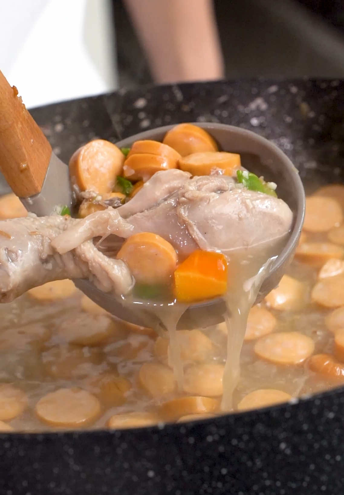 Sup Ayam Sosis - Masak hari ini semua pake Oxone! Kualitas gausah diraguin, design modern, peralatan masak juga lengkap banget!  - Guys kalian bisa dapetin semua produk yg gua pake di aplikasi Oxone, tinggal download di AppStore / Playstore. Mumpung ada promo 10% dan ada extra promo 7% kalo masukin kode referal gua : ADEKRLFV  - Bahan :  Kuah : 4 pcs paha ayam pentung 2 liter air daun bawang 1/2 sdt garam 1/4 sdt merica bubuk 2 ruas jari jahe Chop : 4 siung bawang merah 5 siung bawang putih 1 pcs wortel 6 pcs sosis 2 sdt kaldu jamur 1 sdt garam 50 gr macaroni daun bawang - #BeAHomeChef