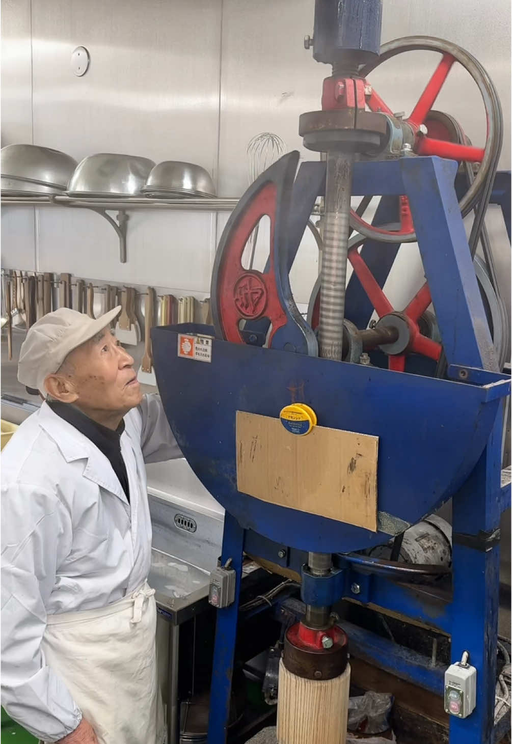 84歳のタツじいちゃんが孫と営む老舗和菓子屋 今から約70年前、 タツおじいちゃんはとにかく甘いものが大好きで、甘いものを食べるために和菓子屋さんに就職されました。 和菓子づくり一筋で今のお店も地元に愛され続けて創業60年と長い歴史のある和菓子屋さんです！ 伝統の味を継承するために 初代から若き二代目へと手作りにこだわり、長年培ってきた手の感覚で絶妙な味わいに、更に新しい感性を取り入れて「お客様の笑顔」のために日々営業されています！ お取り寄せでも購入できて、他にもたくさんの種類の和菓子をつくられているので、是非一度はおじいちゃんのつくった和菓子を食べて欲しいです！ 今回密着させていただいた商品はこちら。 ◎ いちご大福　280円 【店名】和菓子司 まるしん 【住所】埼玉県吉川市平沼３１６−１８ 【定休】火曜日 【営業時間】9:00-18:00 【TEL】0489-82-0249 ＿＿＿＿＿＿＿＿＿＿＿＿＿＿＿ Grandpa Tatsu's classic Japanese sweets shop, where he's been delighting customers at 84 years old. 