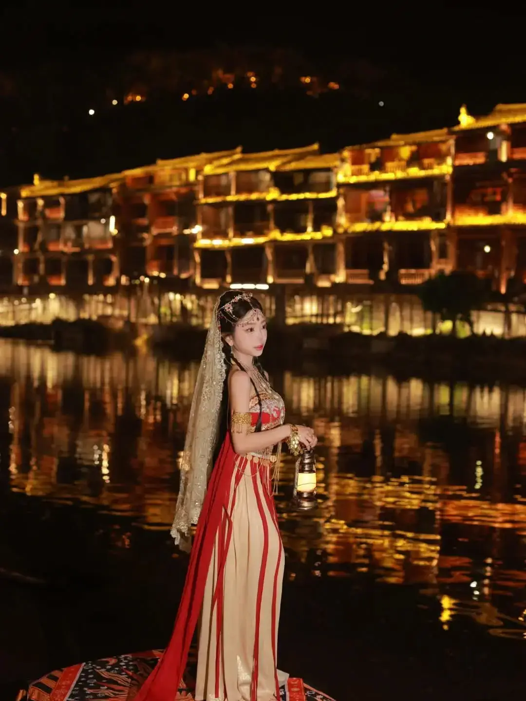 Bạn đã từng mơ về một Phượng Hoàng Cổ Trấn lung linh như bước ra từ phim cổ trang chưa? Những con ngõ đá rêu phong, cầu Hồng Kiều bắc qua sông Đà Giang, đèn lồng đỏ rực rỡ về đêm… Nhưng mà, tin mình đi, đến sai mùa thì cả thế giới trong ảnh cũng thành “ảo ma Canada” ngay😅 🌸 Mùa xuân (tháng 3-5): Cảnh đẹp mê hồn với hoa nở khắp trấn, không khí mát mẻ, nhưng cẩn thận mưa phùn làm ướt hết vibe. ☀️ Mùa hè (tháng 6-8): Xanh mướt, sông nước trong veo, mà đông nghịt người, nóng như chảo lửa – chen chúc mệt nghỉ luôn 🍂 Mùa thu (tháng 9-11): Thời tiết dễ chịu, lá vàng lãng mạn, góc chụp nào cũng “auto đẹp” – đỉnh cao của chuyến đi ❄️ Mùa đông (tháng 12-2): Lạnh teo tóp, nhưng tuyết rơi phủ trắng cổ trấn thì đúng là “tiên cảnh” hiếm có. #ThienNhien #Dulichthiennhien #NatureTourist #TopChina #China #TrungQuoc #truonggiagioi #phuonghoangcotran #dulichtrungquoc #TourTrungQuoc