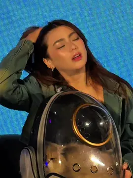 30 seconds of mikha fixing her hair at the fur festival today…🫠  #binimikha #mikhalim @MIKHA LIM. 