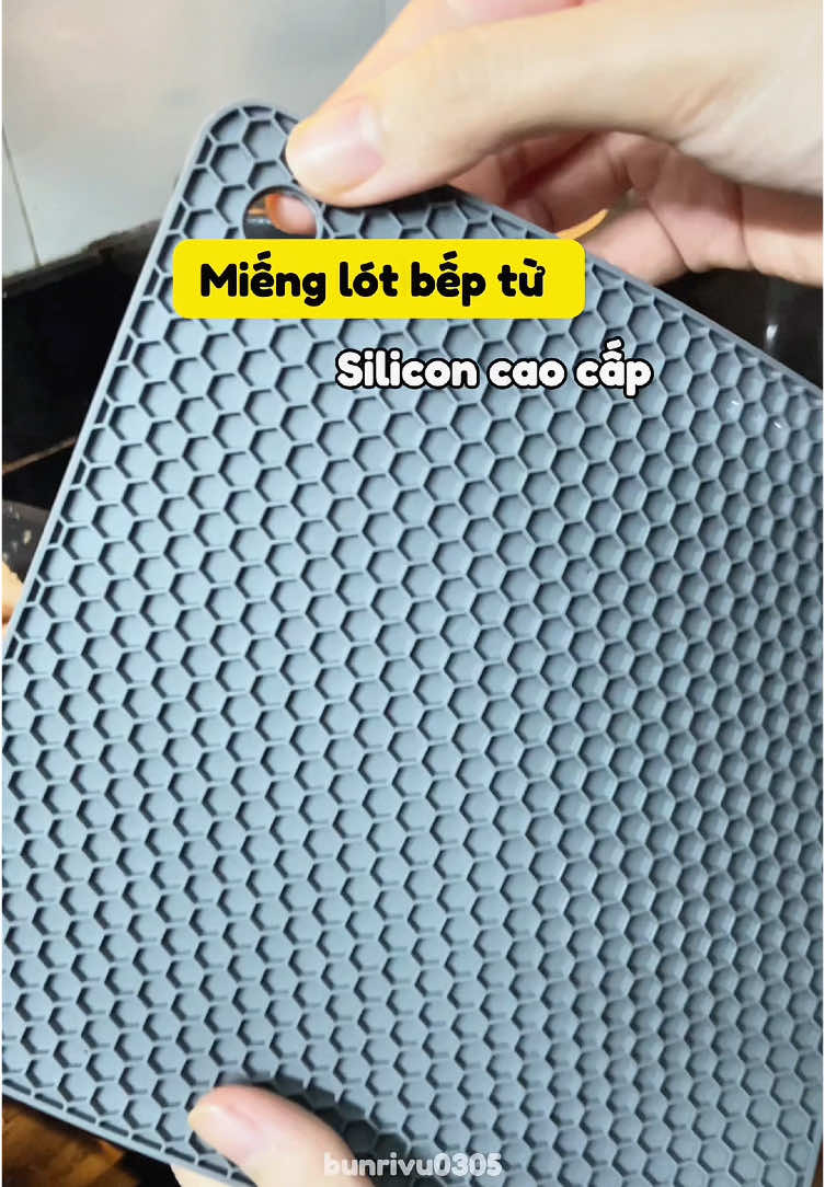 Lúc đầu kh biết để bếp bị trầy xước quá trời luôn. Dùng đúng chân ái! Nhà ai dùng bếp từ thì nên có em này nha. #mienglotbeptu #mienglotsilicon #beptu #mienglotnoi #xuhuong #bunriviu #mandukorea 