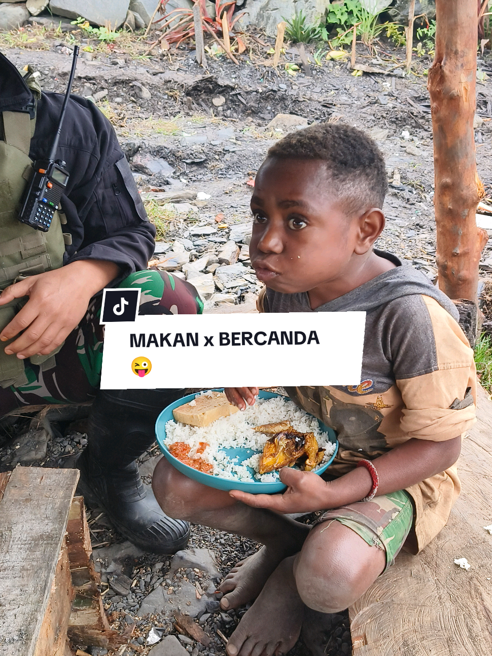 Melson Makan Sambil Bercanda Sama Abang² Pos, Tingkahnya Bikin Candu😆🇮🇩 #melsonanakpapua❤️  #indonesia🇮🇩 #aceh #papua  #berbagi #fyp #fypシ゚  #military  #satgas #lakilaki  #anakgunung  #lucu #lucu_ngakak 