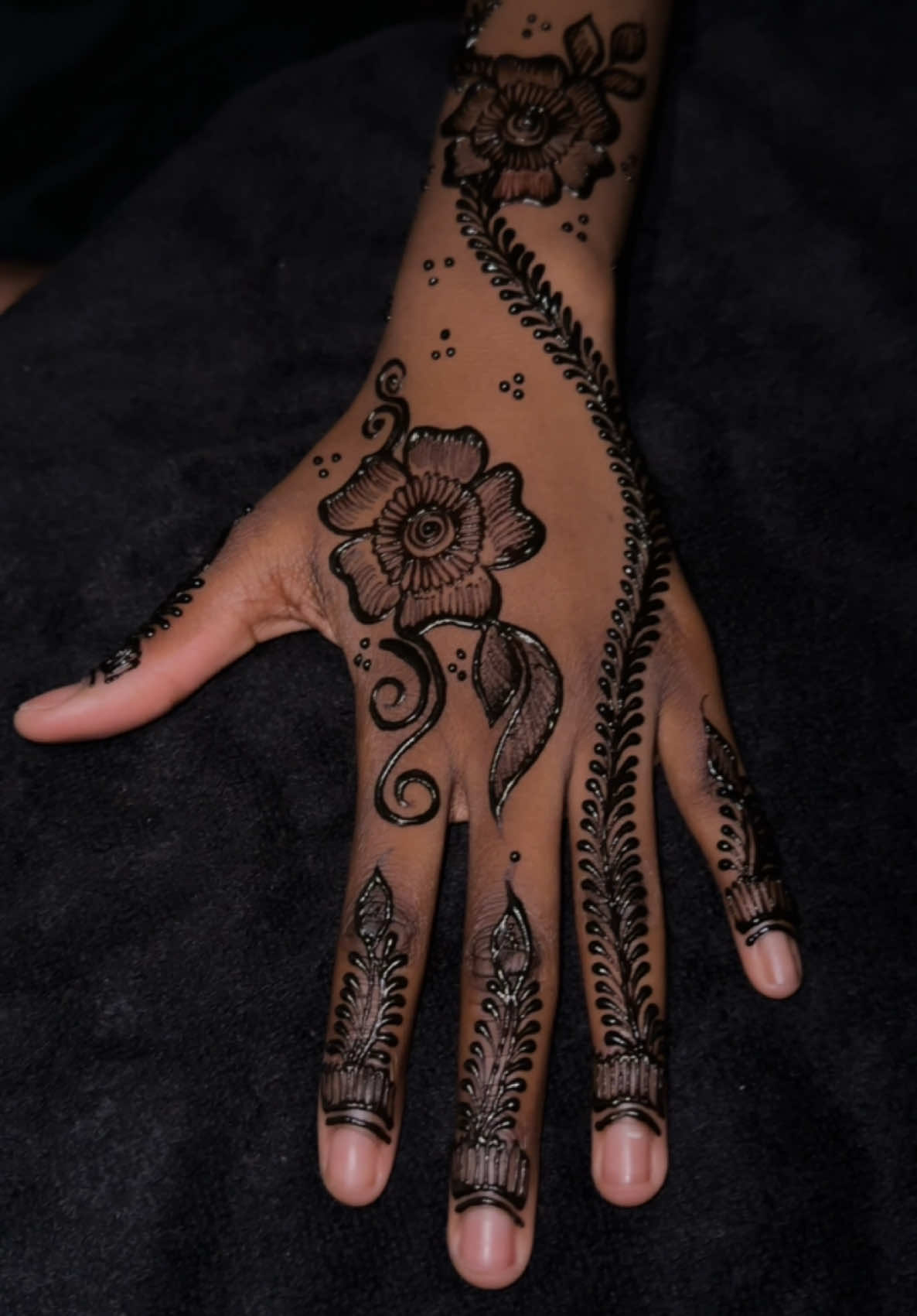 Tuto ✨ - - - - - #nyimas_henna_beauty #hennetime #hennatime #parishenna #parishenne #hennaart #henna #hennedesign #hennaya #eidhenna #eidhennadesigns #eidmubarak #eidhenna2025 #henneaid #modelhenne #aidhenne #hennafun #hennaday #hennainspo #hennainspiration #somalibridal #bridalhair #bridal #eidmubarak #saudiarabia #khaleeji #khaleejihenna #khaleejihennadesigns 