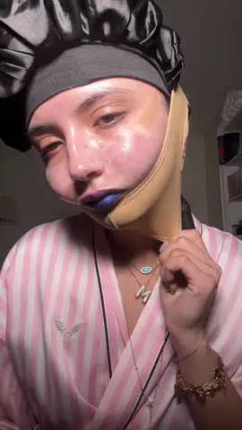 powderrrrr duh                                            Products : - @Poppy Cloudy 🤍 chin Strap - @Amazon Beauty heatless curls set - @Wonderskin 💋 lip stain  - @La Roche-Posay Cicaplast B5 - @Abib Cosmetics collagen lip mask  - @Peach & Lily toner pads  - @Kosas vegan spray - @Glow Recipe watermelon toner  - @MERIT Beauty face oil - @The Ordinary serum apaisant et réparateur  - @Biotherm eye and lips cream - @Charlotte Tilbury magic cream - #meritbeauty glowy cream - @Summer Fridays sunscreen  - @BenefitFrance glowy drops  - #kiehlsfrance déodorant  - @milkmakeup primer - #benefitofbrows brow gel  - @Maybelline New York France concealer  - @NYX COSMETICS FRANCE contour wand  - @Huda Beauty pink setting powder  - @SEPHORA eyeshadow palette  - Benefit bang dans mascara  - @Tower 28 Beauty spray  - @Saie blush  - #kosas highlighting fluid  - @Hourglass Cosmetics veil setting spray  - @Patrick Ta Beauty blush powder  - @Lancôme highlighter powder  - Charlotte tilbury finishing powder  - @VSPINK coconut dream hair and body spray  - @Christian Dior perfume  - @Diorbeauty miss Dior hair perfume  - @rhode skin peptides lip treatment  Jewelry : @My House of Jewels  #grwm #grwmroutine #getreadywithme #getreadywithme #grwmaesthetic #skincare #secretbeaute 