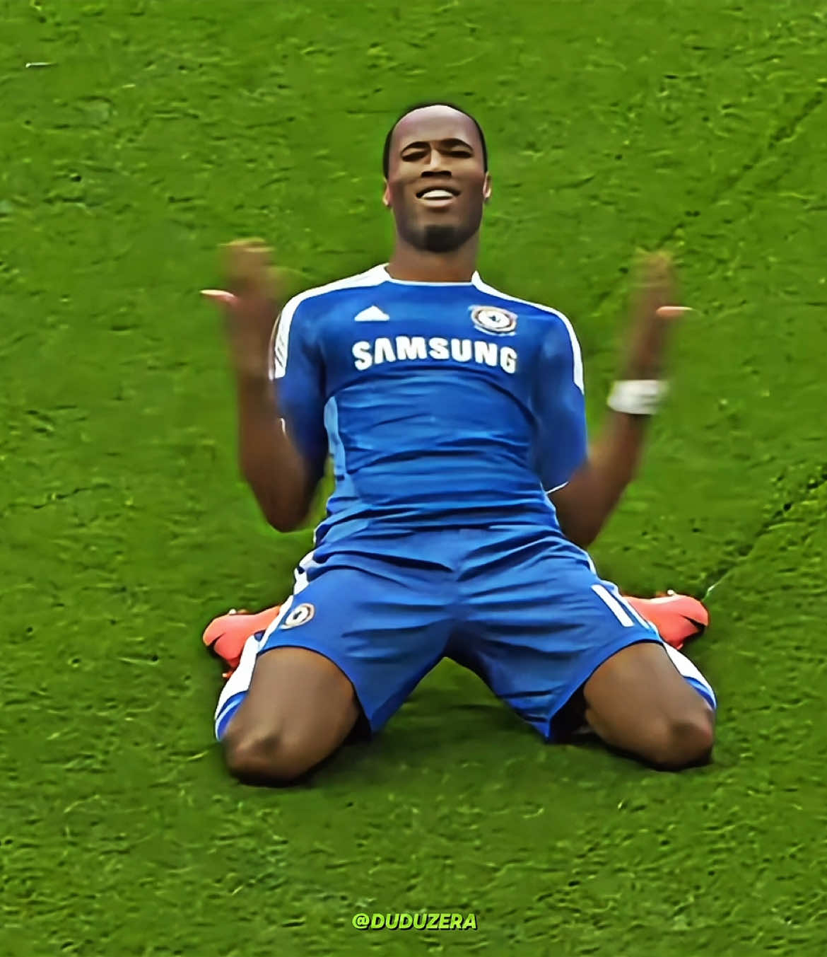 Poucos jogadores marcaram tanto a história do futebol quanto Didier Drogba. Ídolo do Chelsea e lenda do futebol africano, ele se destacou pelo seu faro de gol, força física e liderança dentro de campo. Mas sua influência vai muito além das quatro linhas. Hoje, vamos relembrar a trajetória de Drogba, seus momentos inesquecíveis e o impacto que ele teve no futebol mundial. #drogba #footballtiktok 