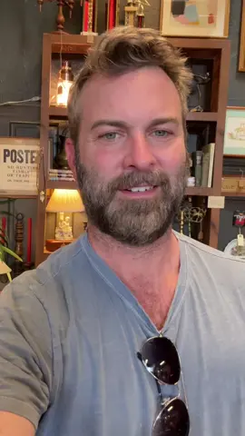 Three points of light in every room and no big lights ever (except for cleaning) 💡 I thought this was common knowledge but apparently it isn't and nothing will more dramatically change your space than just turning off those damn ceiling lights #vintage #antiques 