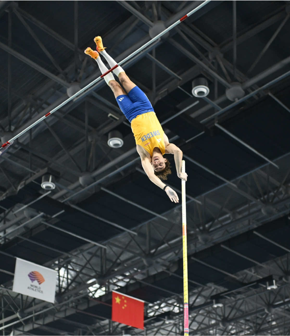 3 IN A ROW ‼️  @Mondo Duplantis flies to his 3rd consecutive pole vault #WorldIndoorChamps 🥇 with 6.15m 🥵 #FYP #sweden #polevault #sports 