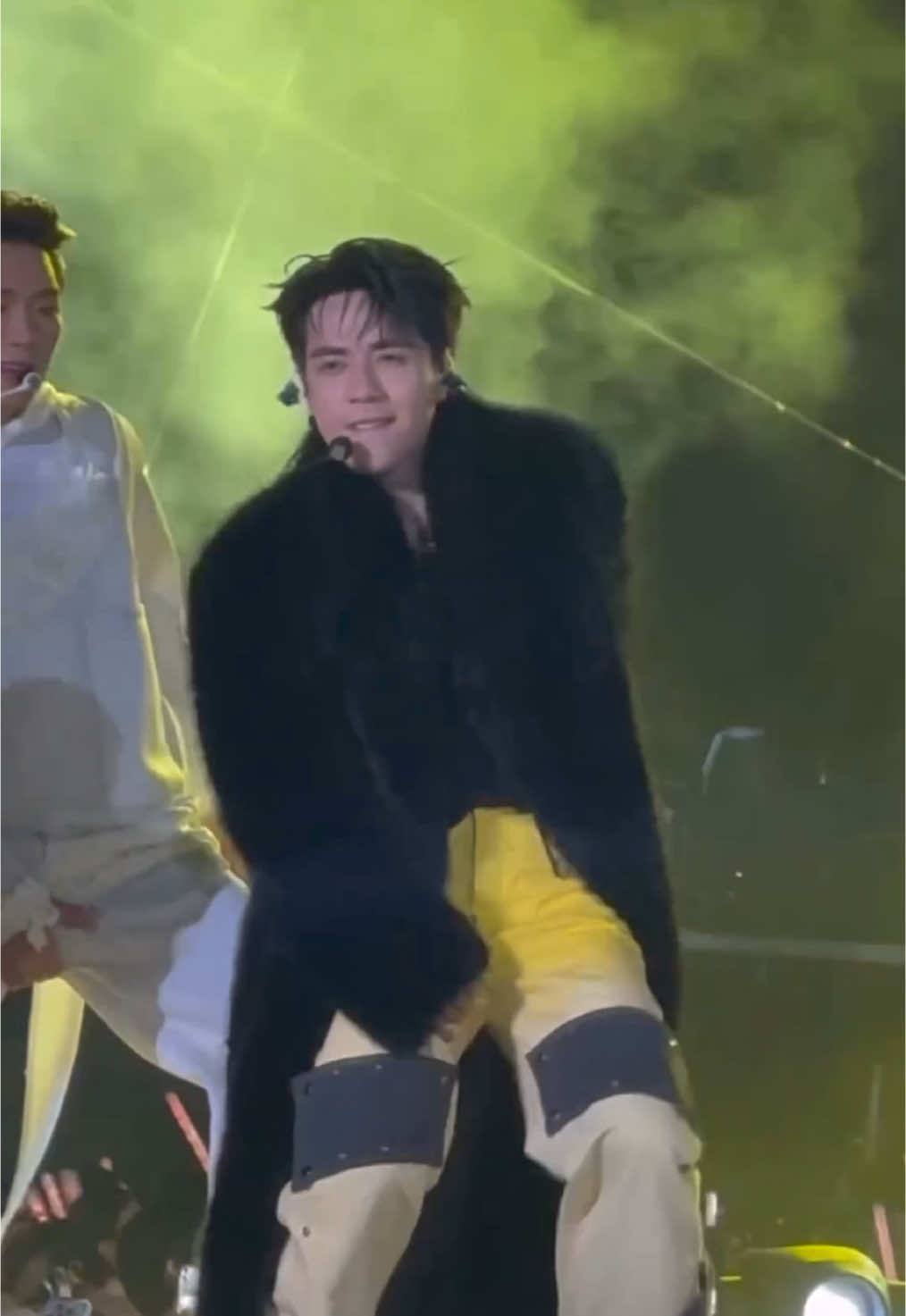 Cất cái 👅 đi Hùng ơi 🧎‍♀️  Cre:dieuhong.poppy #catchmeifyoucan #quanghungmasterd #duongdomic #concert #anhtraisayhi #day5 #hcm #vanphuccity #amyhoang98 