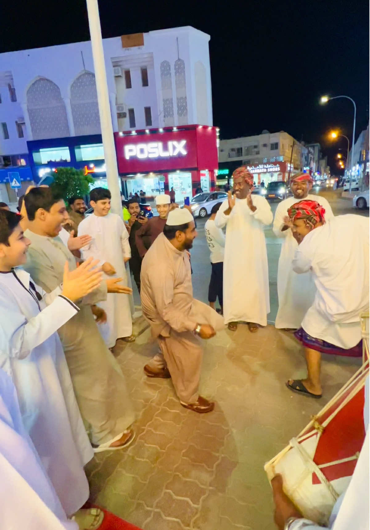 Pakistani Vs Omani Dance 😂🇴🇲#oman🇴🇲 #lovlykhan08 #muscat_oman🇴🇲 #viral #muscat #mutrah #almouj #foruyou #omantiktok 