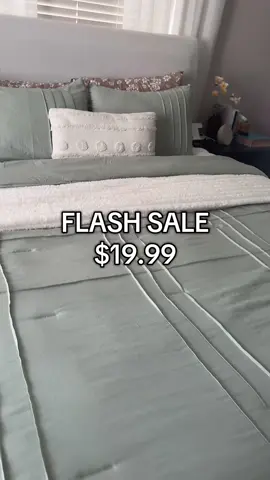Comforter Set has a CRAZY DEAL NOW #comforterset #beddingdecor #beddingset #springtok #tiktokshopspringglowup #giftguide #livnco 