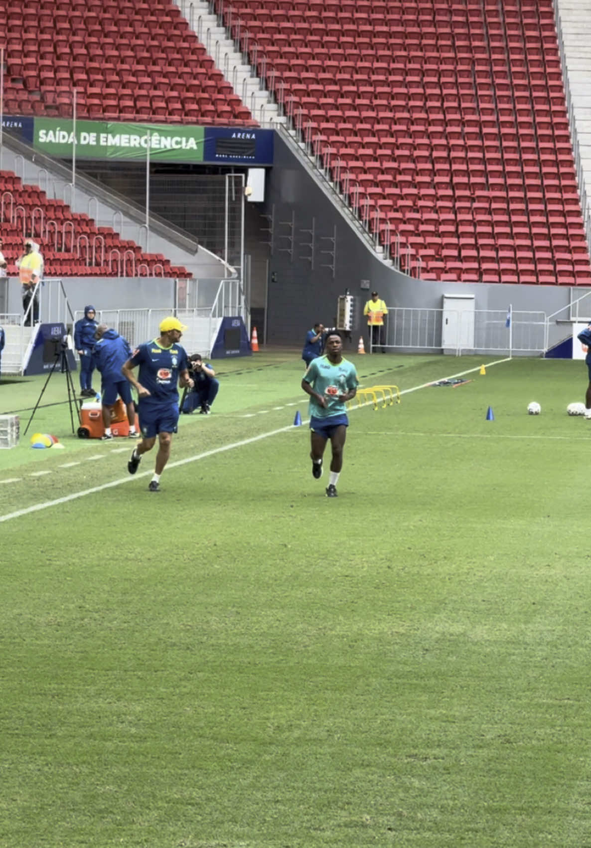 Autor do gol da vitória do Brasil contra a Colômbia, Vini Jr. apenas deu voltas ao redor do campo no treino de hoje aqui em Brasilia! #CanalWamo #tiktokesportes #selecaobrasileira #vinijr 