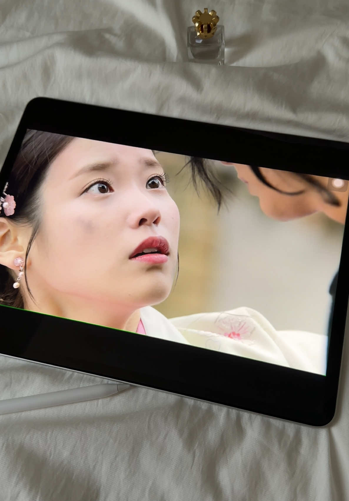 Nhắc lại cảnh gặp mặt đầu tiên, mở đầu cho một chuỗi nước mắt của khán giả như t #kdrama2016 #moonlover #scarletheart  #nguoitinhanhtrang #ost #foryou #exocbx  #iu #leejoonki #phimhanquochay #bestcouple 