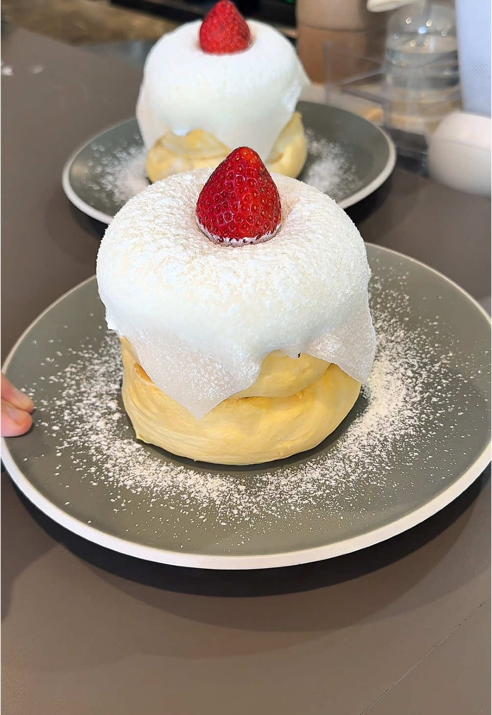 ふわっふわのいちご大福パンケーキ🍓 いちご大福パンケーキ1500円 ふわふわのパンケーキに苺をはさみ求肥を上からかぶせてあるのでもちもちとした食感で食べ応えあって絶対でした😋 🍚店名:  カフェスタンド10.8 住所: 福岡県久留米市通町107-13 最寄駅: 西鉄久留米駅から徒歩7分 営業時間：11:00〜18:00 定休日：不定休 #福岡グルメ#Japanesefood#tiktokfood