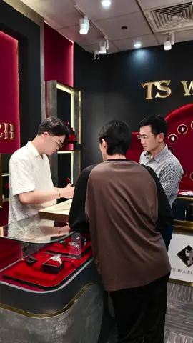 Rất khó để xử lý tình huống này giúp vị khách hàng ... không còn cách nào chỉ có thể về trao đổi lại với cậu em kia về mức gi.á ... #tswatch @Trần Võ Hoàng @Hoàng Watch Luxury @Giang Watch Authentic @Hoàng Lướt - TSwatch @giangsieuluot.tswatch 