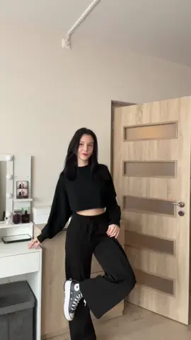 ootd🖤   #ootdinspo #ootdwomen #outfit #outfitinspo #fashion #styleinspo #stílus #nőidivat #magyartiktok #magyar #4you #foryouu 