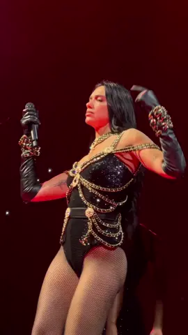 Dua Lipa presentando New Rules en el Radical Optimism Tour en Melbourne, Australia. 🇦🇺✨️🌊💖 Video vía angelikafkiaras. #DuaLipa #ROTourMelbourne #RadicalOptimismTour #Melbourne #Australia