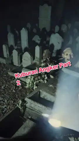 Ya gausah deket deket gitu bisa kan ? #jurnalmistis #kuburanangker 