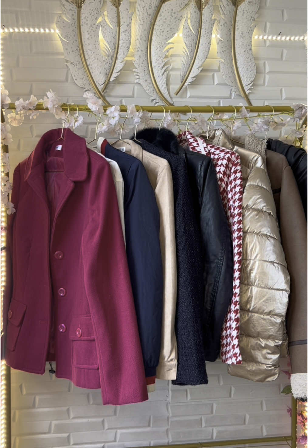 🔴 ¡HOY LIVE EN 2H FASHION! 🔴 Estas son algunas de las prendas que estarán disponibles en la transmisión en vivo. No se venderán antes, así que prepárate para elegir tus favoritas a partir de las 7 PM. ⏳✨ 💖 Recuerda hacer tu abono para asegurar tu prenda. ¡Nos vemos en vivo! 📲🔥