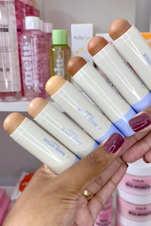 Com acabamento natural de segunda pele, a Base Stick 3 em 1 é prática de usar. Uniformiza o tom da pele sem pesar, possui longa duração e é resistente à água. Possui efeito soft matte. Por conta dos ativos, mantém a pele hidratada e controla o brilho ao longo do dia. #lojademaquiagem #maquiagem #viral #basestick #basemisslary 