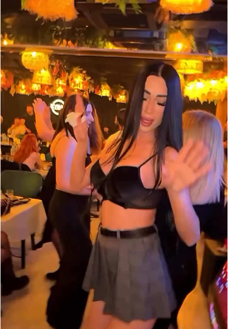 🥂 Eyşan İstanbul , Yeni Nesil Eğlence 💃 Haftanın 7 Günü  🎧 19:30 - 01:30 saatleri arası eğlence  ☎️ Bilgi ve Rezervasyon: 0 (531) 930 86 81  📍İstanbul / Beşiktaş-Fulya