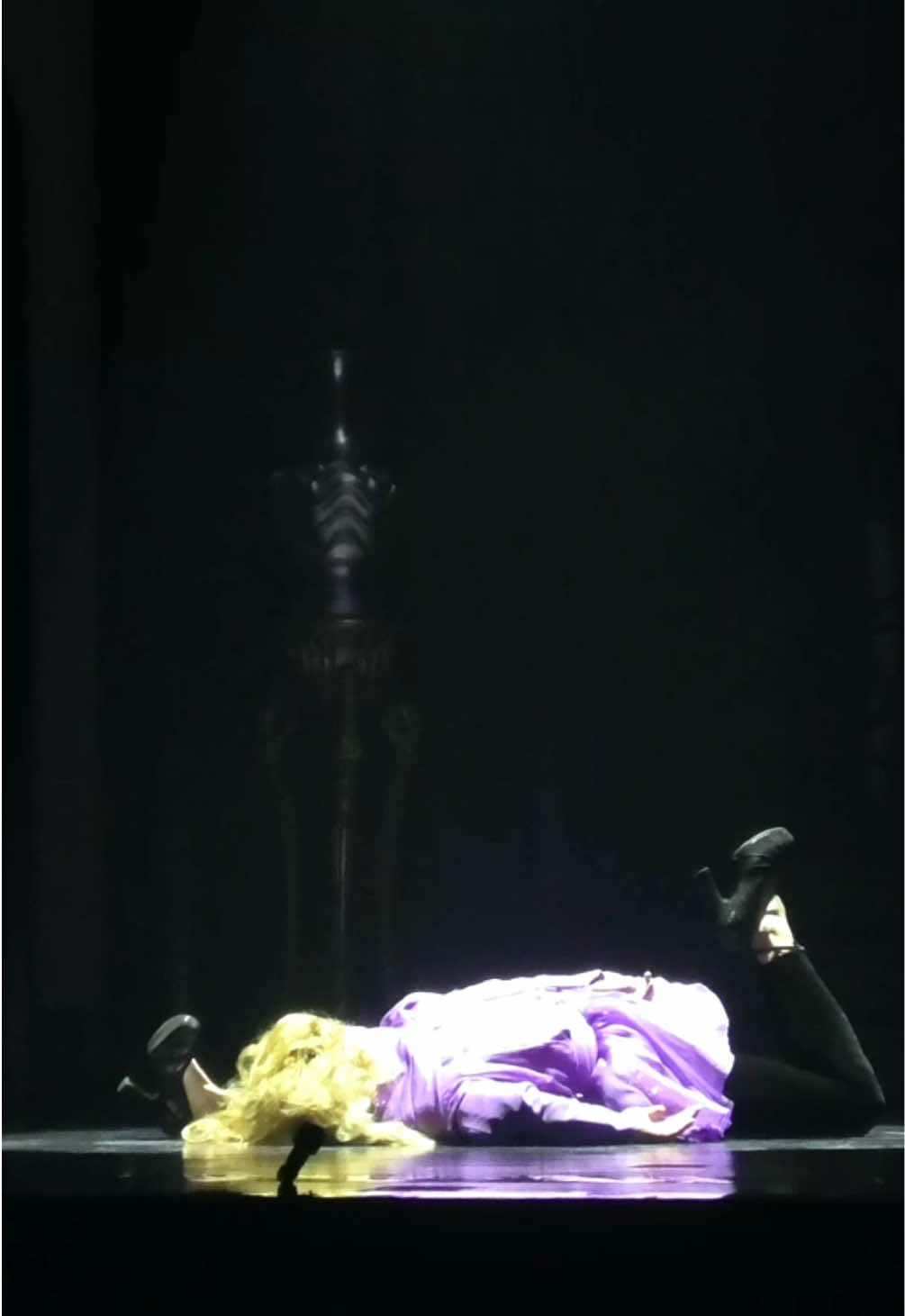 helen, you pushed me down the stairs #fyp#deathbecomeshermusical #deathbecomesher #musical #meganhilty #jennifersimard #christophersieber #broadwaymusicals #foryou #theater
