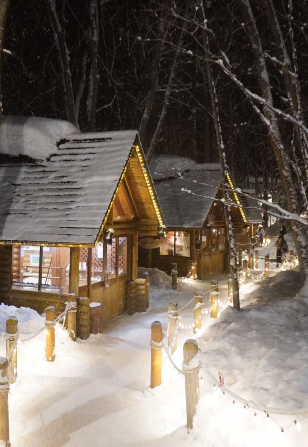 Christmas vibes in March 🎄 — 📍Ningle Terrace (ニングルテラス), Hokkaido — #japan #japantravel #japantrip #hokkaido #furano #ningleterrace #winter #snow 
