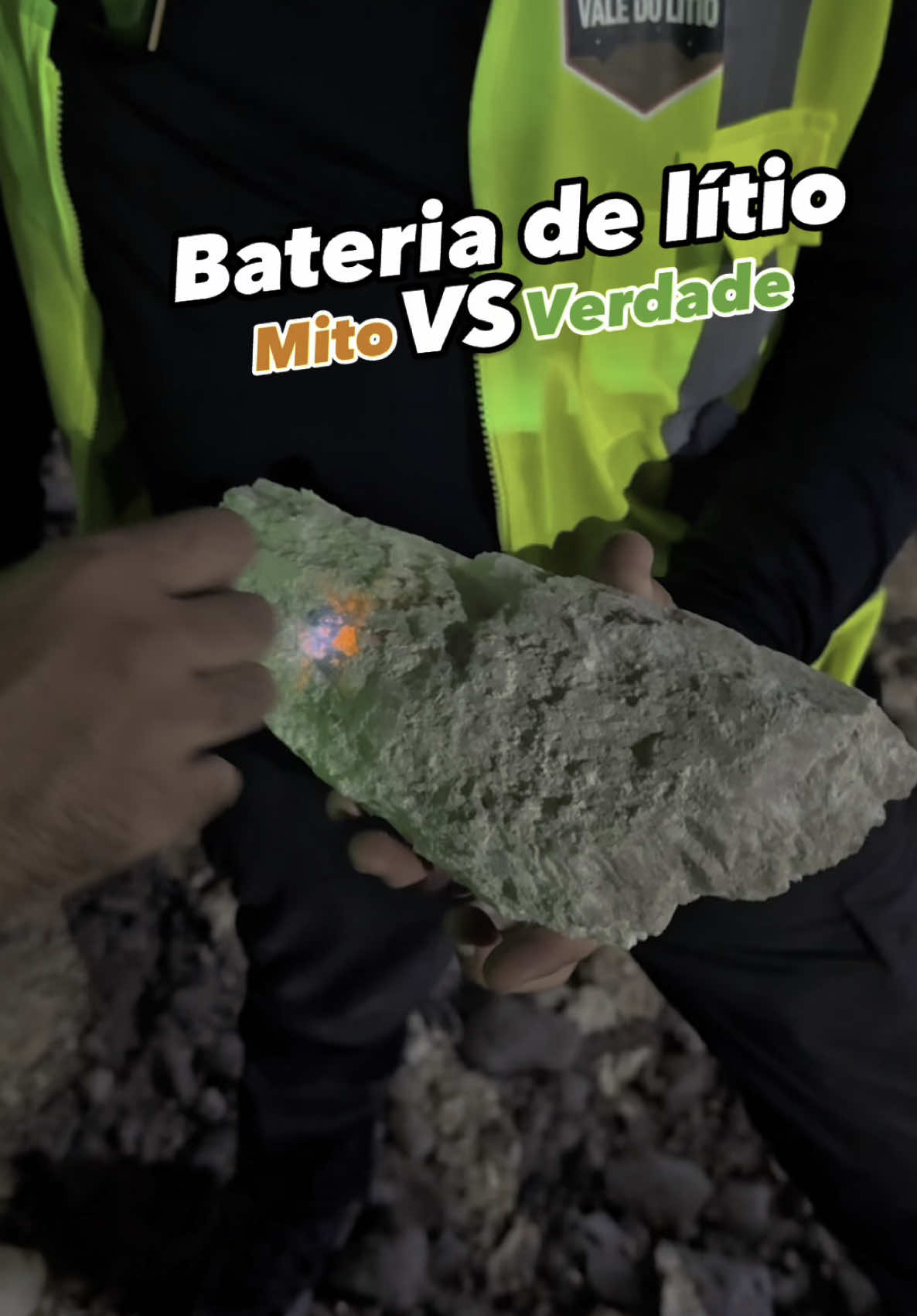A parte do lítio é verdade… 😂😂😂 O lítio é utilizado em diversas aplicações, principalmente devido às suas propriedades químicas únicas. Aqui estão os principais usos do minério de lítio: 1. Baterias de íon de lítio: A aplicação mais conhecida do lítio é na fabricação de baterias recarregáveis, que são amplamente utilizadas em dispositivos eletrônicos, como smartphones, laptops e tablets, além de veículos elétricos e sistemas de armazenamento de energia. 2. Produtos farmacêuticos: O lítio é utilizado no tratamento de transtornos bipolares e algumas condições psiquiátricas, ajudando a estabilizar o humor. 3. Cerâmicas e vidro: O lítio é adicionado a essas indústrias para melhorar a resistência térmica e reduzir a fusão, resultando em produtos de maior qualidade. 4. Lubrificantes: O lítio é usado na produção de graxas lubrificantes, devido à sua capacidade de suportar altas temperaturas e pressões. 5. Alumínio: O lítio é utilizado como aditivo na produção de ligas de alumínio, melhorando suas propriedades mecânicas. 6. Reações químicas: O lítio é empregado em várias reações químicas, incluindo a síntese de compostos orgânicos e na produção de hidrogênio. 7. Armazenamento de energia: Além das baterias, o lítio é pesquisado para outras formas de armazenamento de energia, como supercapacitores e sistemas de energia renovável. Essas aplicações têm contribuído para um aumento significativo na demanda por lítio, especialmente com a crescente popularidade de veículos elétricos e a necessidade de armazenamento de energia renovável. #mineracao #curiosidades #bateria #mito #verdade #viral_video #tik_tok 