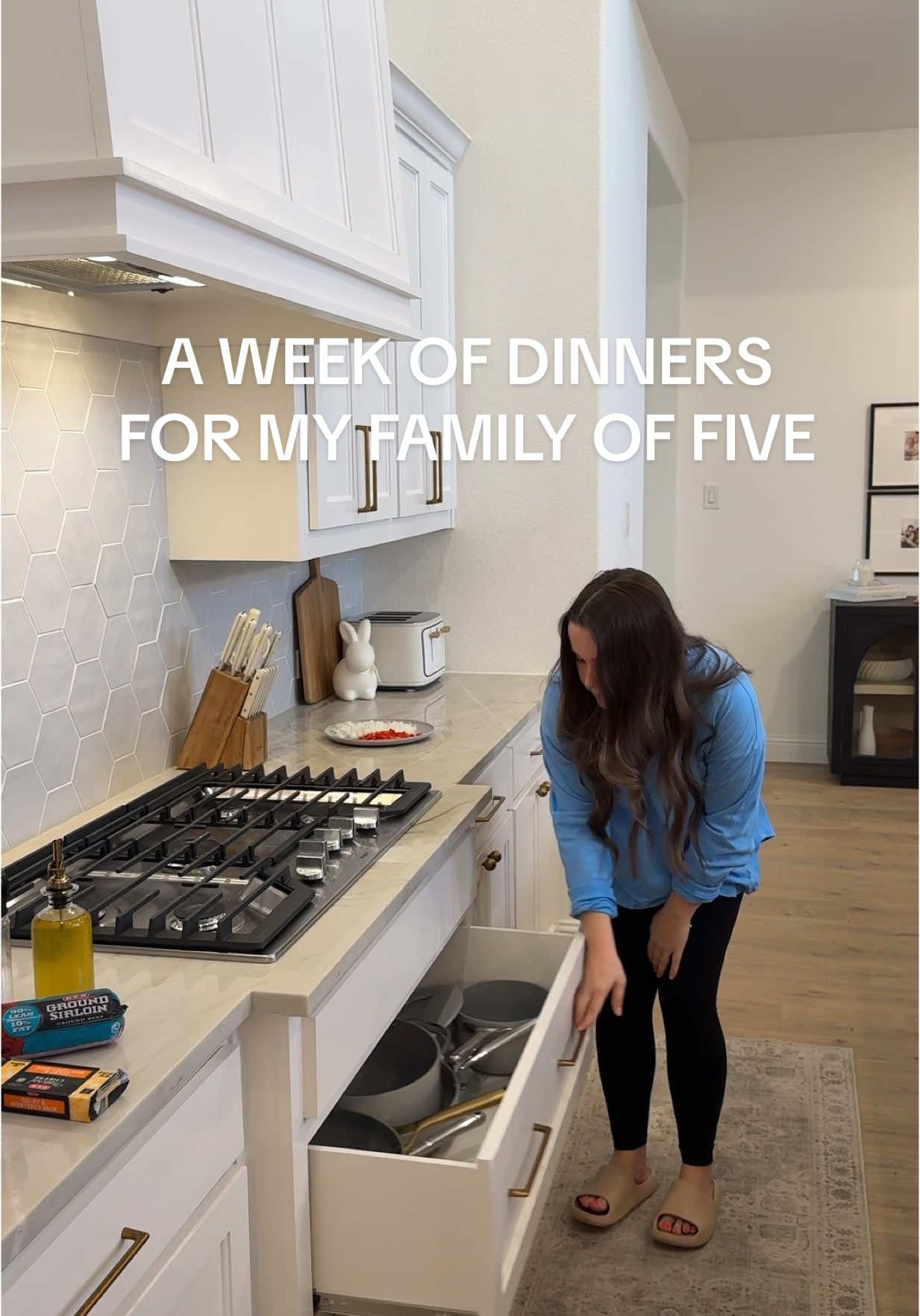realistic family dinners we had this week as a family of five! 🍝 I have a 6 year old, a toddler, and a baby and these are easy family meals we can all eat. We live for a quick and easy dinner to throw together on busy nights! I hope this gives you some good dinner inspo for the week ahead!! #easydinnerideas #familydinnerideas #whatsfordinner #DinnerIdeas #easymealideas #kidfriendlymeals #kidfriendlydinners dinner ideas for families with kids 
