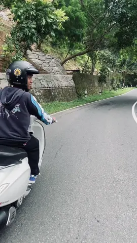 kamu sekarang kemana, katanya kalo udah sembuh mau ke Tawangmangu bareng aku, ke tawangmangunya sama cowok mu itu To yaudah deh heppy, sekarang dah sembuh ya udah bisa jalan selamat yaaa🤗. #vesmet #wacana 