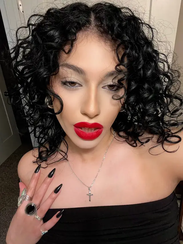 Love a red lip #redlipstick #maccosmetics #makeup #makeupfavorites #makeuplook #lipcombo #summermakeup #latina #curls #makeuptutorial #90s 