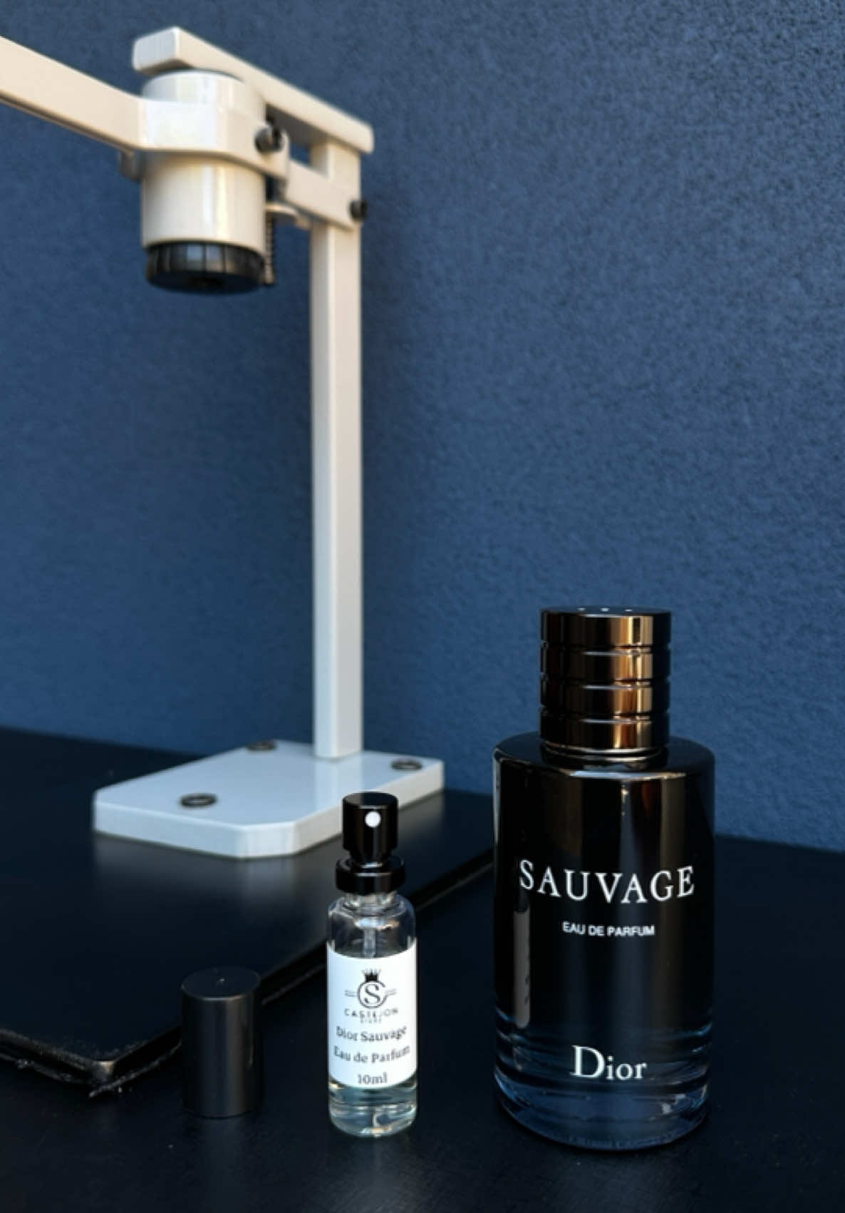 Evoluir é Preciso!  Renovamos nossos frascos de decants para oferecer ainda mais qualidade, elegância e praticidade. Agora, usamos frascos de vidro premium e válvulas de recrave em alumínio, lacradas na máquina para garantir máxima segurança e preservar a originalidade dos perfumes que você já ama. Seja para testar novos aromas ou carregar seu perfume favorito para qualquer lugar, nossos decants são a melhor opção para quem busca sofisticação e praticidade no dia a dia. Gostou da novidade? Conta pra gente nos comentários!