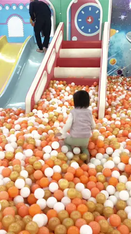 Cuối tuần dfi nhà bóng cùng bé hệ #nhabongchobe #nhacthieunhi #motconvit #viralvideo #khuvuichoi #convit 