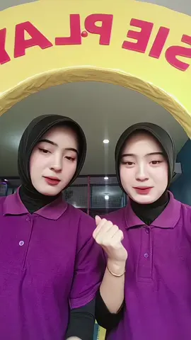 dungtakdungdungtak terngiang-ngiang 🤏🤣 @selvi.widianata3  #fyppppppppppppppppppppppp #dancevelocity #karawang #virall  #trendingvideo #twins #kembarlucu #foryoupageofficiall #kembartiktok #4u #masukberandafyp 