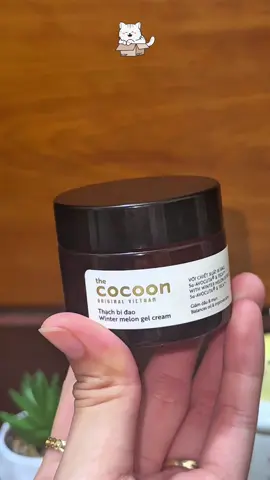 Kem dưỡng Thạch Bí Đao Cocoon – Dịu nhẹ từ thiên nhiên, cứu tinh cho làn da dầu mụn. Chiết xuất bí đao tươi, rau má và niacinamide giúp giảm mụn, kiểm soát dầu và làm sáng da. Chất kem mỏng nhẹ, thấm nhanh, không nhờn rít. Thạch Bí Đao Cocoon – Bí quyết để làn da sáng khỏe, mịn màng. Sản phẩm thuần chay, an toàn cho mọi loại da. Mua ngay hôm nay! #giohang #tiktokshop #fypシ゚ #cocoonvietnam #foryou #xuhuong #kemduongam #skincare 