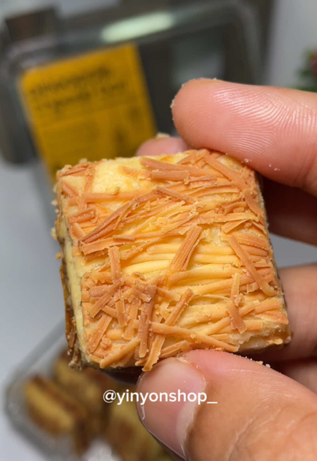 sekarang nampak masih ada bag kuning, tengok sekali lagi bag kuning hilang 😰 #fyp #foryou #fyppppppppppppppppppppppp #tartnenas #tartcheese #kuihraya #kuihrayasedap #kuihrayaviral #biskutraya #biskutsedap #biskutrayaviral 
