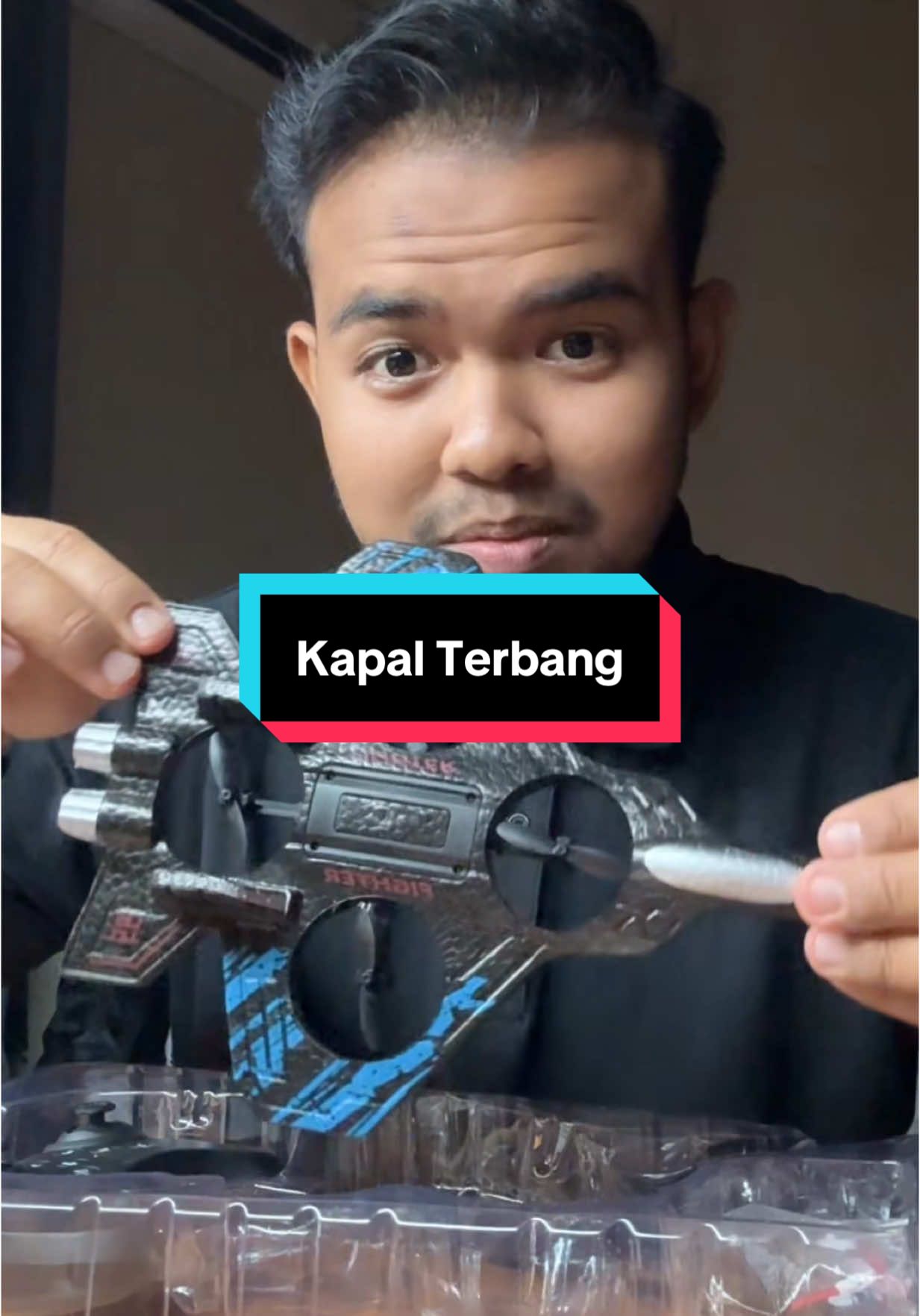 Nasib baik tak masuk hidung kapal terbang kontrol ni