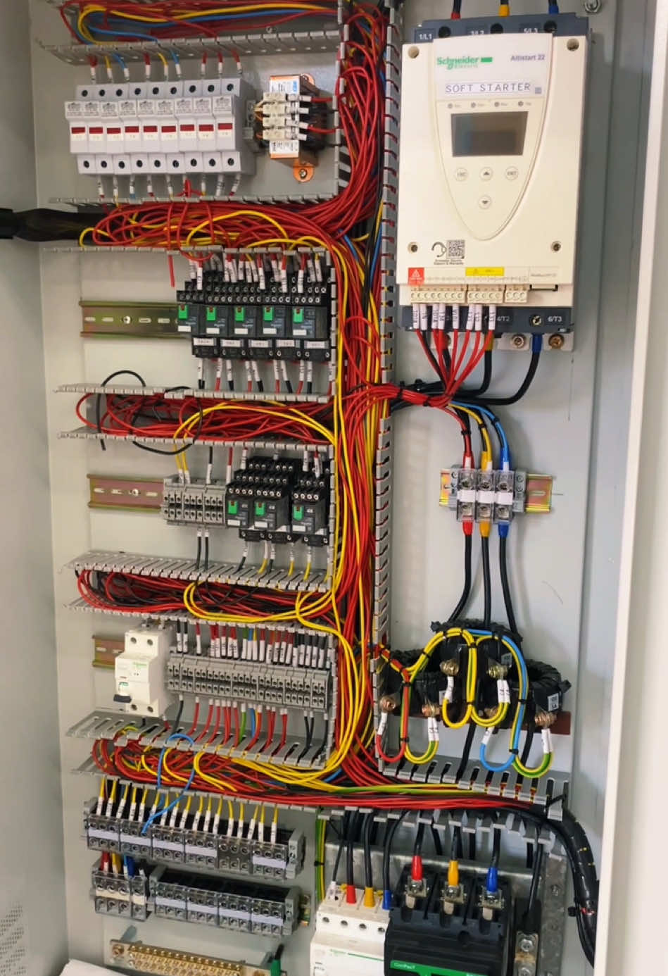 #CapCut  Cinematic Tipis-tpis lah yaahh 😂 #ptherviteknologiindonesia #hervipanel #tekniklistrik #panellistrik  #electricalwiring #belajarlistrik #listrikpemula #palekmaker #engineer #electrical  #fypシ #plc #automation  #fyp #wiringpanel #safetylistrik #k3listrik 