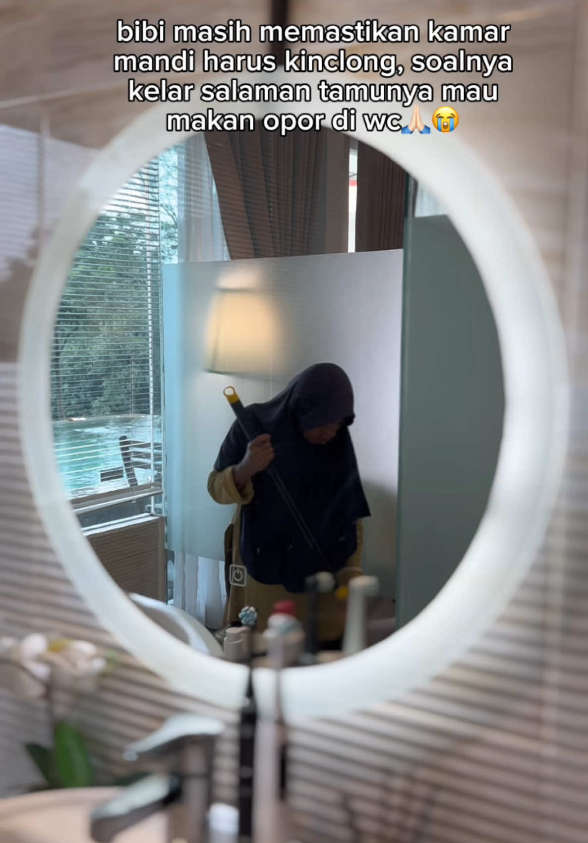 tradisi sebelum lebaran rumah harus kinclong, smpe ke daun daun juga di bersihin😅, kalo kalian ud beres beres apa aj nih?