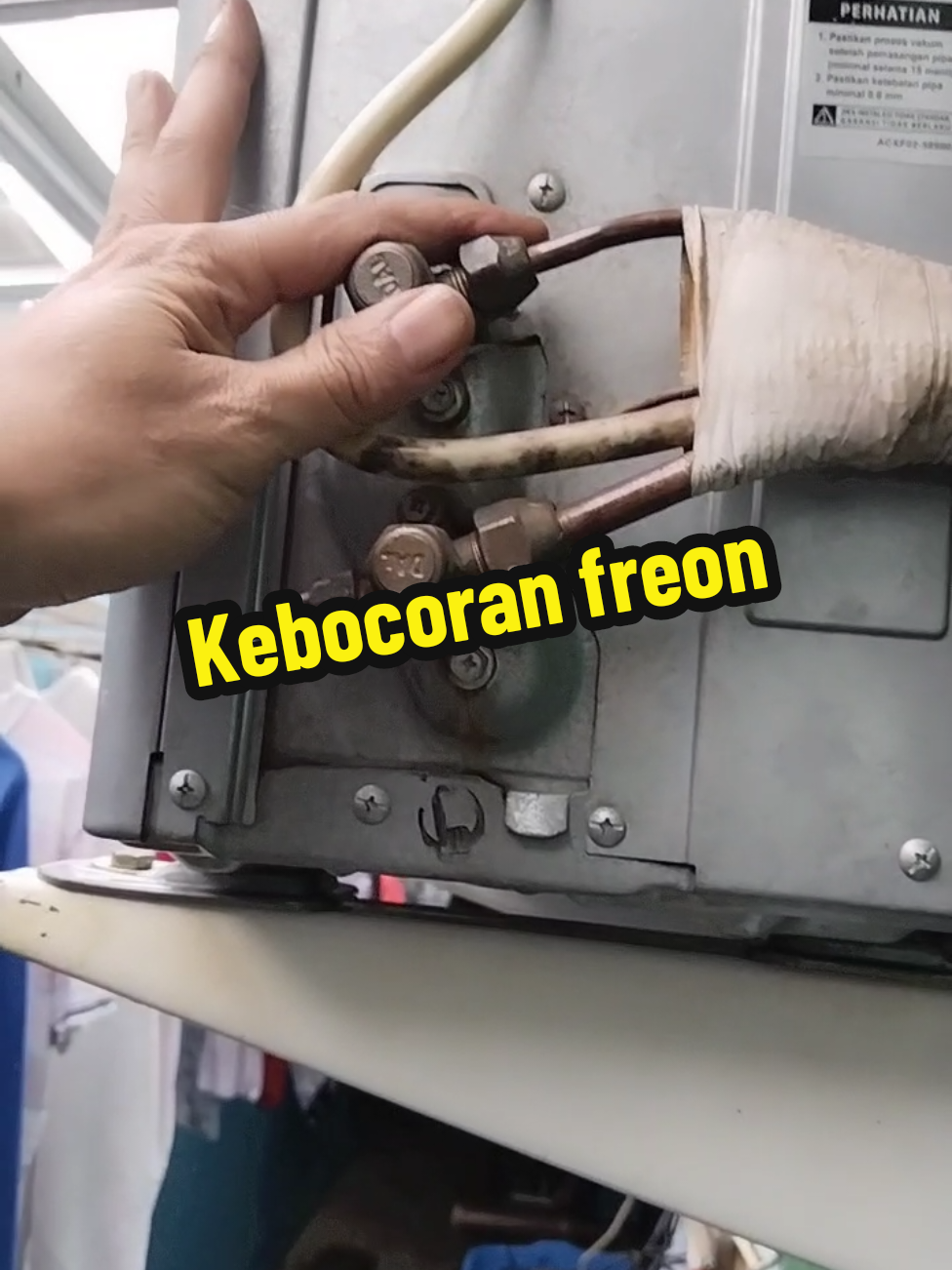 Membalas @hamiiiiiiiiiddddd Belajarlah merawat cuci sendiri AC nya kl mau awet aman AC nya!  #ac #cuciac #kebocoranfreon 