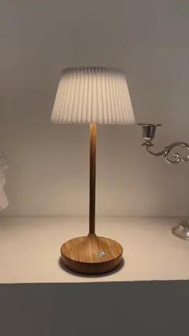 Nhẹ nhàng như một dải ánh sáng lơ lửng trong không gian, chiếc đèn bàn này không chỉ đơn thuần là nguồn sáng, mà còn là một nét chấm phá đầy tinh tế. Kiểu dáng thanh thoát, gam màu sang trọng, ánh sáng dịu dàng len lỏi qua từng góc nhỏ, tạo nên một bầu không khí ấm áp và thư thái. Nhìn vào nó, ta như cảm nhận được sự giao thoa giữa nghệ thuật và công năng, giữa hiện đại và cảm xúc – một món đồ không chỉ để chiếu sáng, mà còn để thưởng thức bằng cả tâm hồn. ‧₊˚ ☾. ⋅ ##SAKRINGT##ĐènMộc##ÁnhSángTựNhiên##TinhTếVàẤmÁp##DecorMinimalist##noithat##thietbichieusang##den##decor##dendep##denbeban##dentichdien##dentrongnha##denkhachsan##denquaybar##dendecor##denngu##dentrangtri#dennhahang