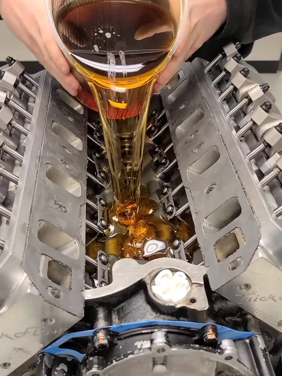 Motor Oil Monday #thatfeeling #enginebuilder #hpllubricants #racing #oil #making #horsepower #dragracing #dartheads #diamondpistons #motoroil #motormonday #moranracingengines #moranmotorsports 