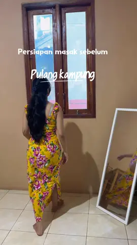 Edisi pulang kampung. Sampai rumah ibu mertua ngeluh ubannya sudah numbuh di akar, untungnya aku udah bawain dia shampoo uban dari @MYIWE kalian bisa lihat sendiri perubahannya, jadi hitam mengkilap✨ #UbanPergiGayaMenyalaLagi #TampilMudaGayaMenyala #Myiwe #MyiweHairColoring #HairColoringShampoo #ShampooUban 