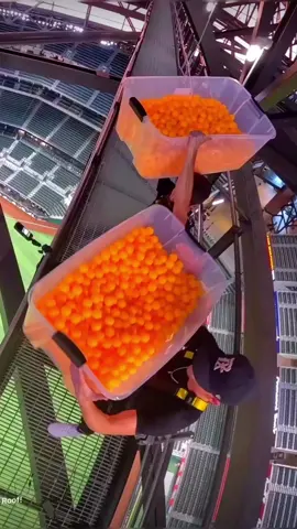 Qui dès 6 attrapera la balle vertes 😳🫶🏻#slowmotion #gravity #satisfyingvideo #experiment 