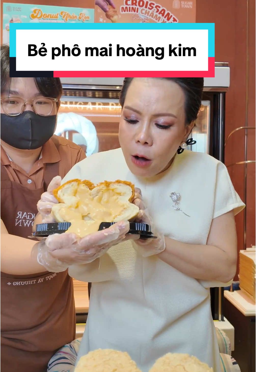 Test phô mai hoàng kim kiểu gì sốt dính đầy tay luôn ạ 🤣 Cả nhà mình đã ai test thử chưa comment cho em biết với 😋😋 #sugartown #sugartowninsaigon #viethuong #bonglanphomai 