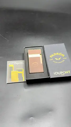 Giá we 365 bảng = trên 11tr chứ thuế và ship. Bên e chỉ hơn nửa chút Mô tả: - Bật lửa khò S.T.Dupont Biggy Padron + Nhân dịp kỷ niệm 60 năm thành lập nhà Padrón, ST Dupont thông báo về sự hợp tác đặc biệt. Bộ sưu tập ST Dupont x Padrón cung cấp bật lửa và phụ kiện xì gà đặc biệt. Lớp hoàn thiện bằng vàng vàng của nó thể hiện dải xì gà Padrón, và lớp sơn mài màu nâu của nó ám chỉ màu của lá thuốc lá bọc, lá thuốc lá bọc hỗn hợp xì gà.Bật lửa Biggy với lớp sơn mài màu nâu mờ và lớp hoàn thiện màu vàng. Được trang bị ngọn lửa khò 2cm. Bật lửa được giao không kèm gas, bán riêng bình gas. - Hàng chính hãng, đồ zin 100%. - Hình ảnh sản phẩm là ảnh thật, sản phẩm đúng mô tả  - Hình thức đẹp - Hàng đã mua Không đổi, trả lại (trừ khi hàng fake) - Free ship các tỉnh - G i á: ib Đ/c: TT128 Khu Tái Định Cư Ngọc Thuỵ - Long Biên - Hà Nội Liên hệ: 0856201666 hoặc 0856906886